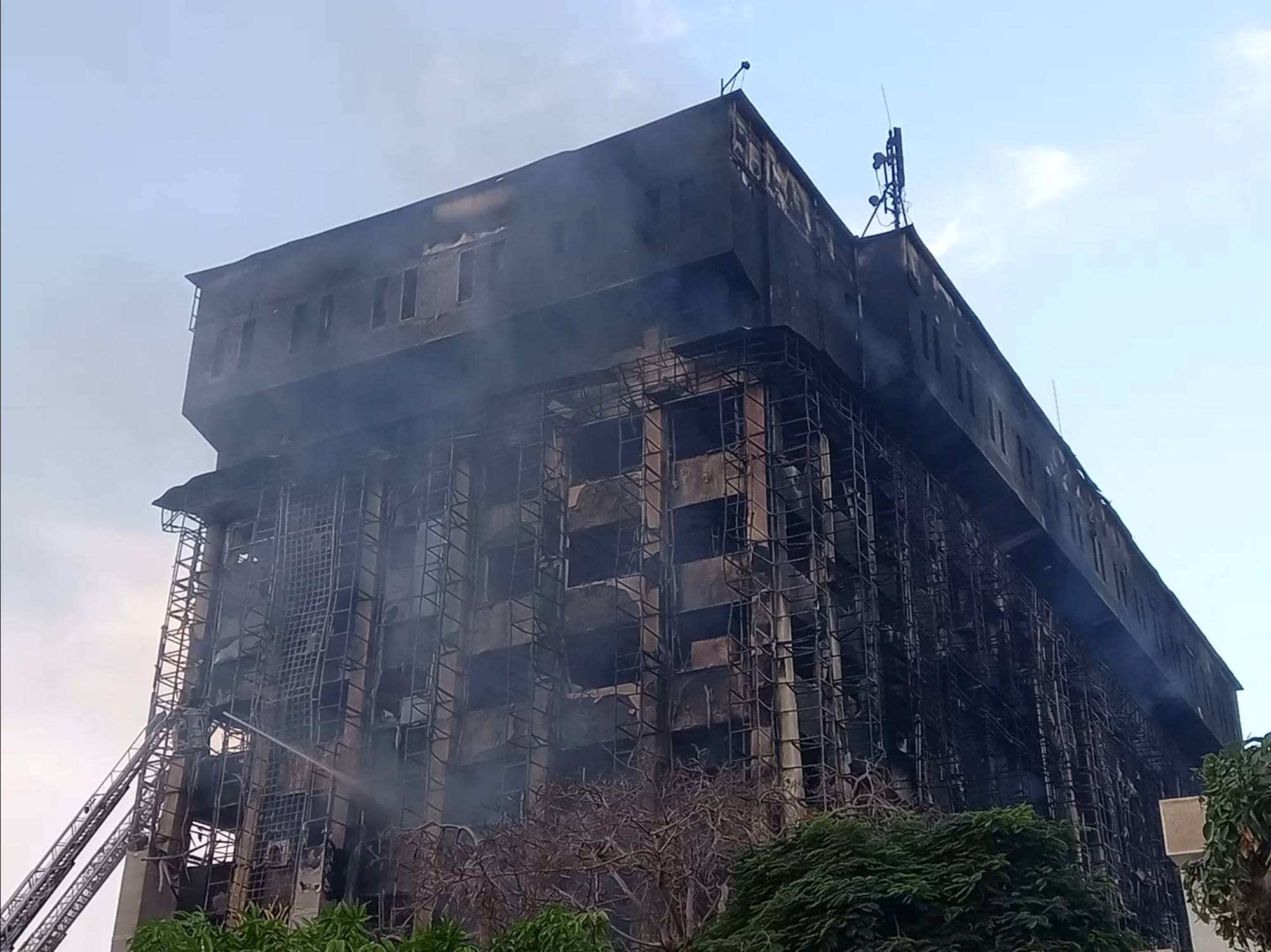 بعد اخماد النار في مبني مديرية أمن الإسماعيلية